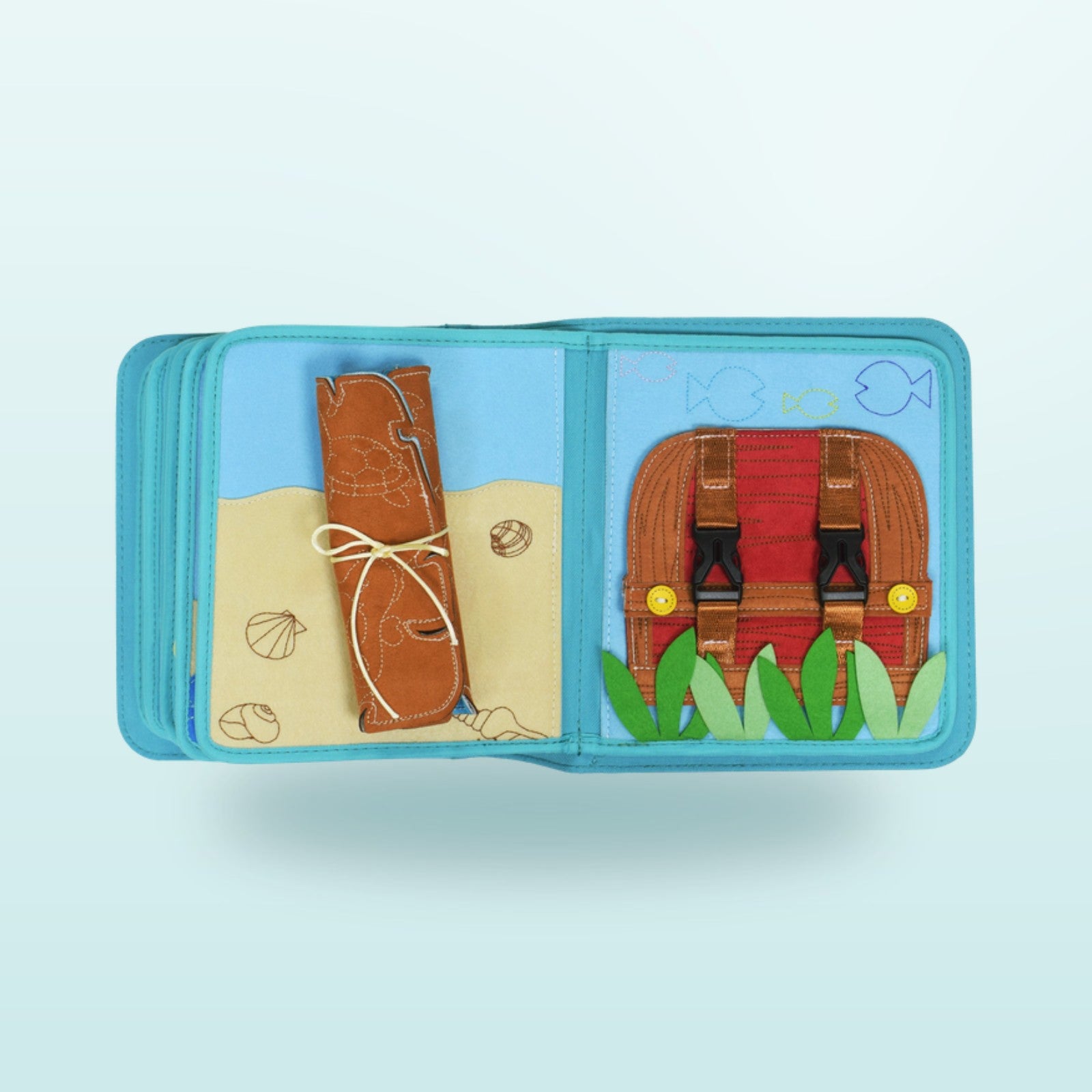 Unter Wasser Quiet Book Seite mit Schatzkarte mit Schleife zum Binden und Schatztruhe mit Steckschnallen auf sanftem Meer-Hintergrund – ab 3 Jahren