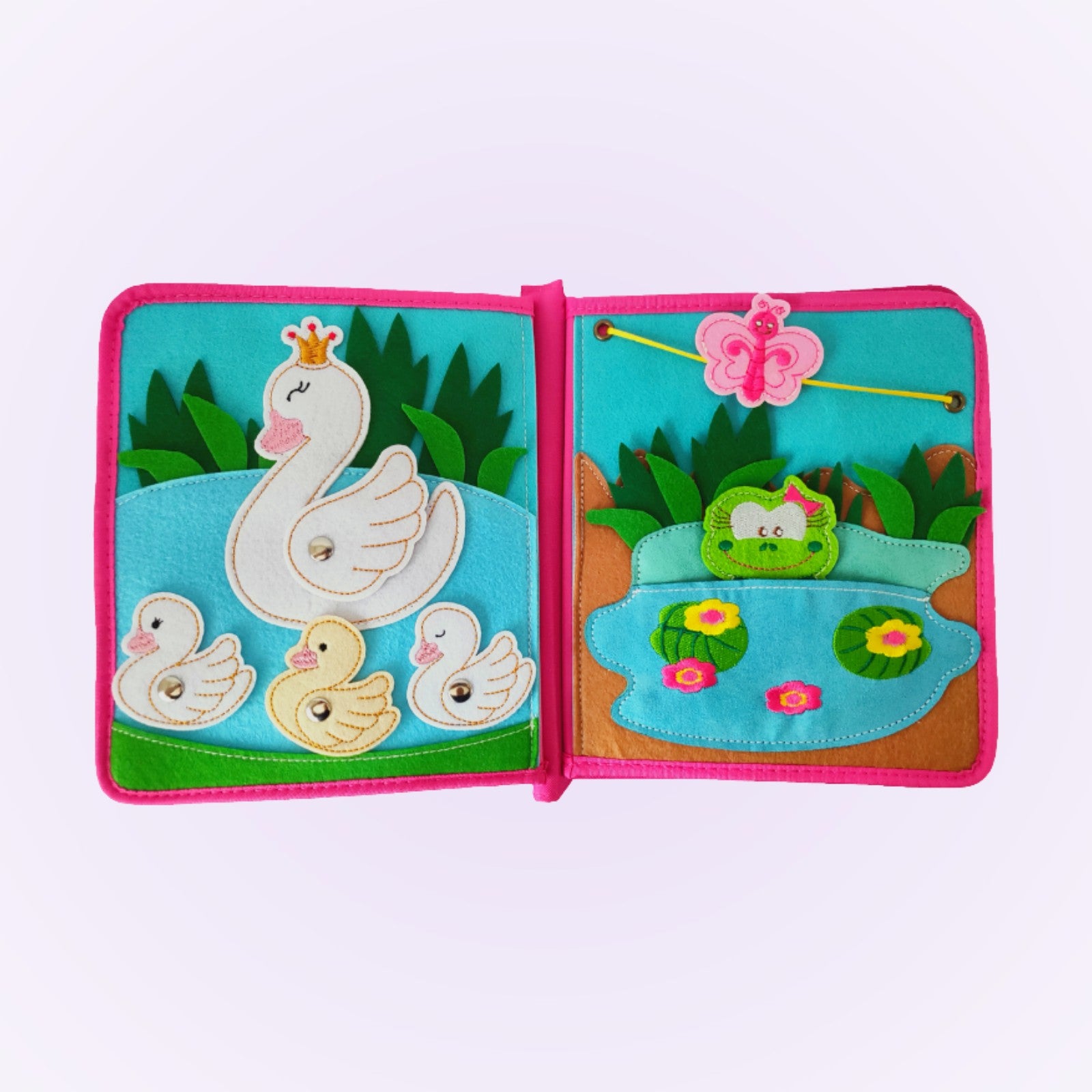 Prinzessin Quiet Book Doppelseite mit Schwanenfamilie am Teich auf sanftem Lavendel-Hintergrund – ab 3 Jahren