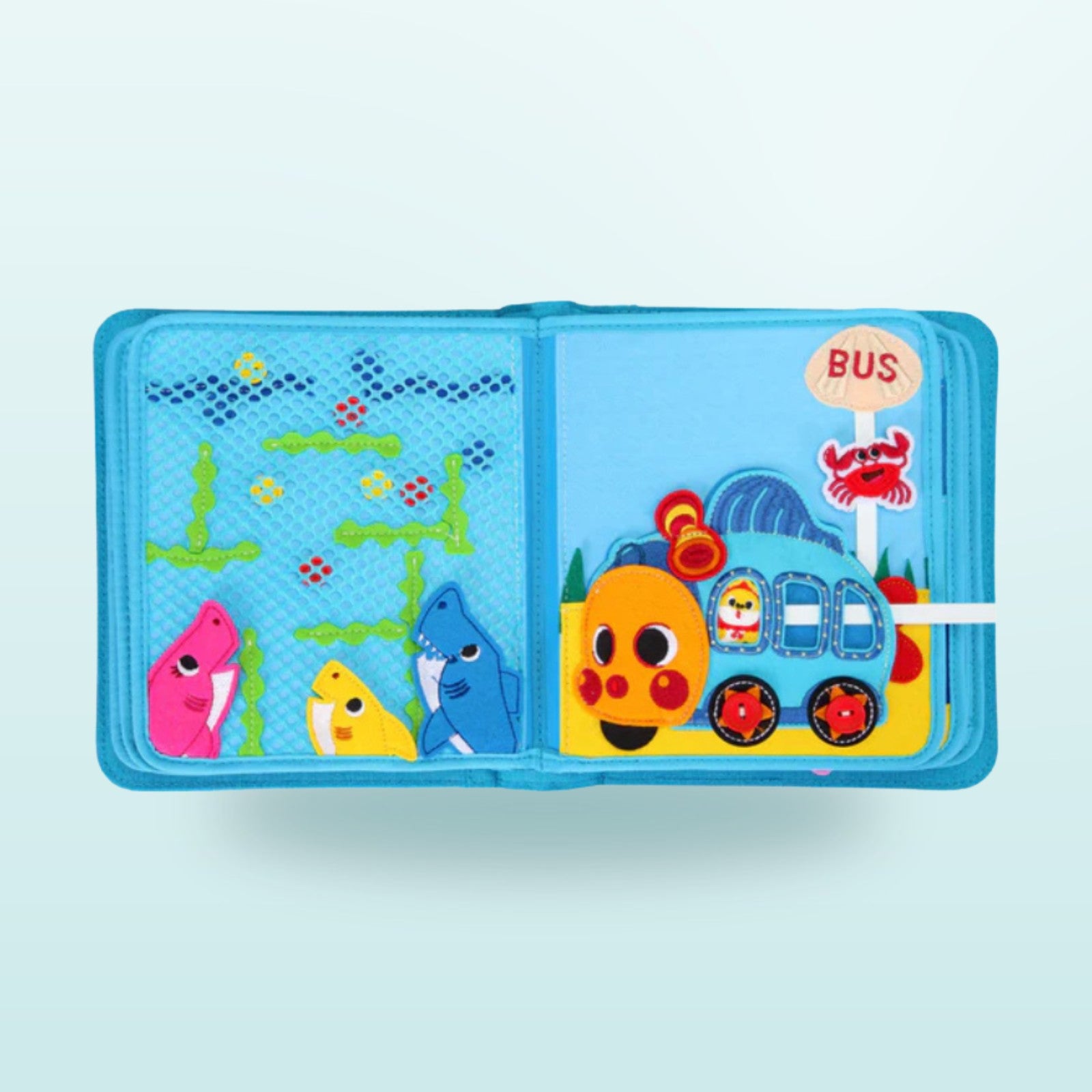Baby Shark Quiet Book Doppelseite mit Perlen-Labyrinth und Pinkfong-Bus auf sanftem Meer-Hintergrund – kräftigt die Handmuskulatur ab 3 Jahren