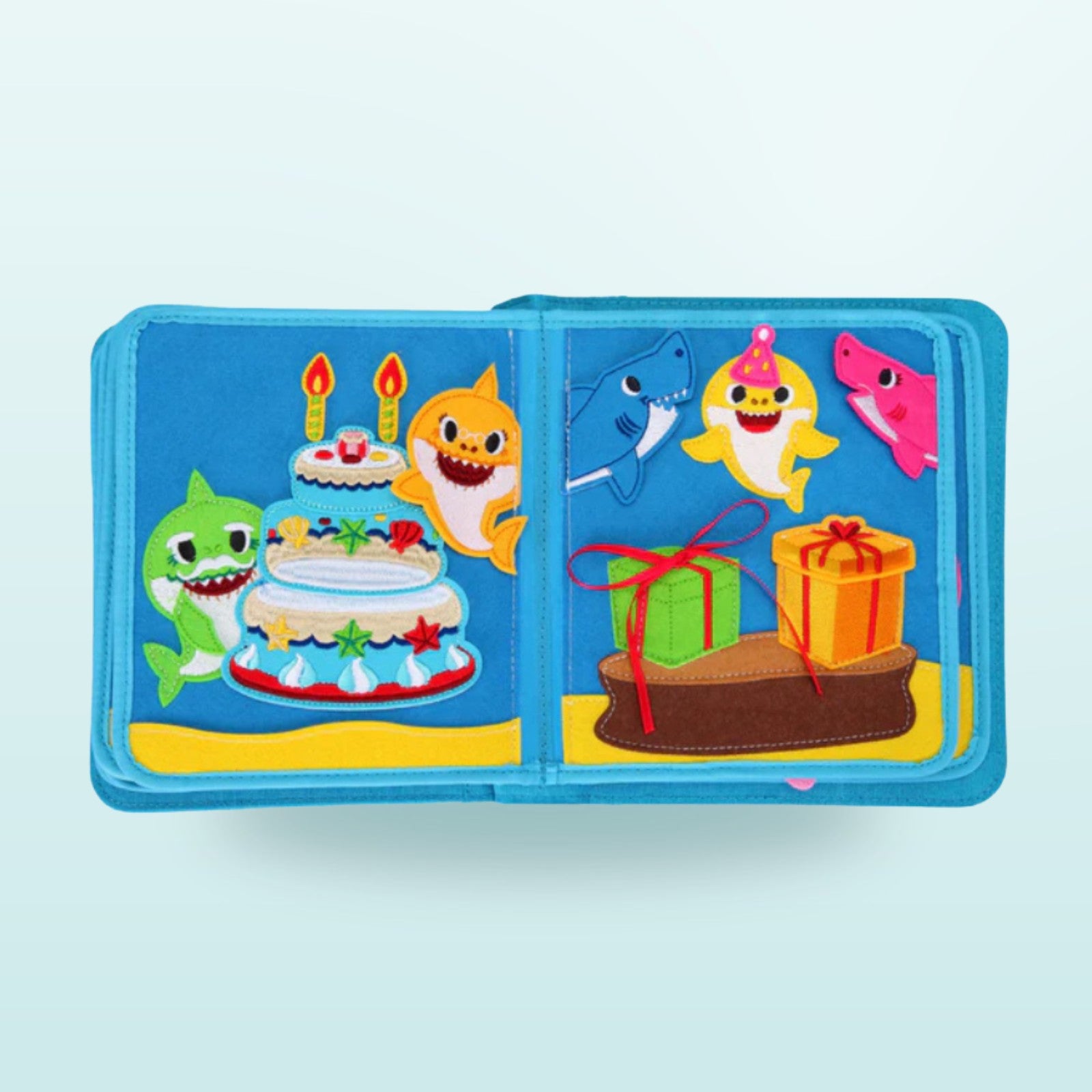 Baby Shark Quiet Book Doppelseite mit Geburtstagsfeier der Hai-Familie mit Kuchen, Kerzen und Geschenken auf sanftem Meer-Hintergrund – ab 3 Jahren