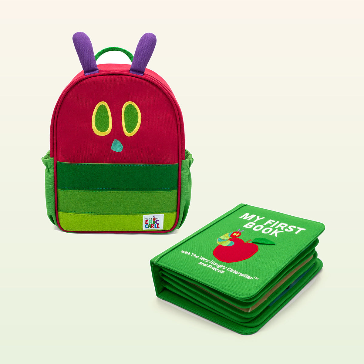 My First Book Die Raupe Nimmersatt Set – Rucksack mit gestapeltem Filzbuch von der Seite – ab 1 Jahr