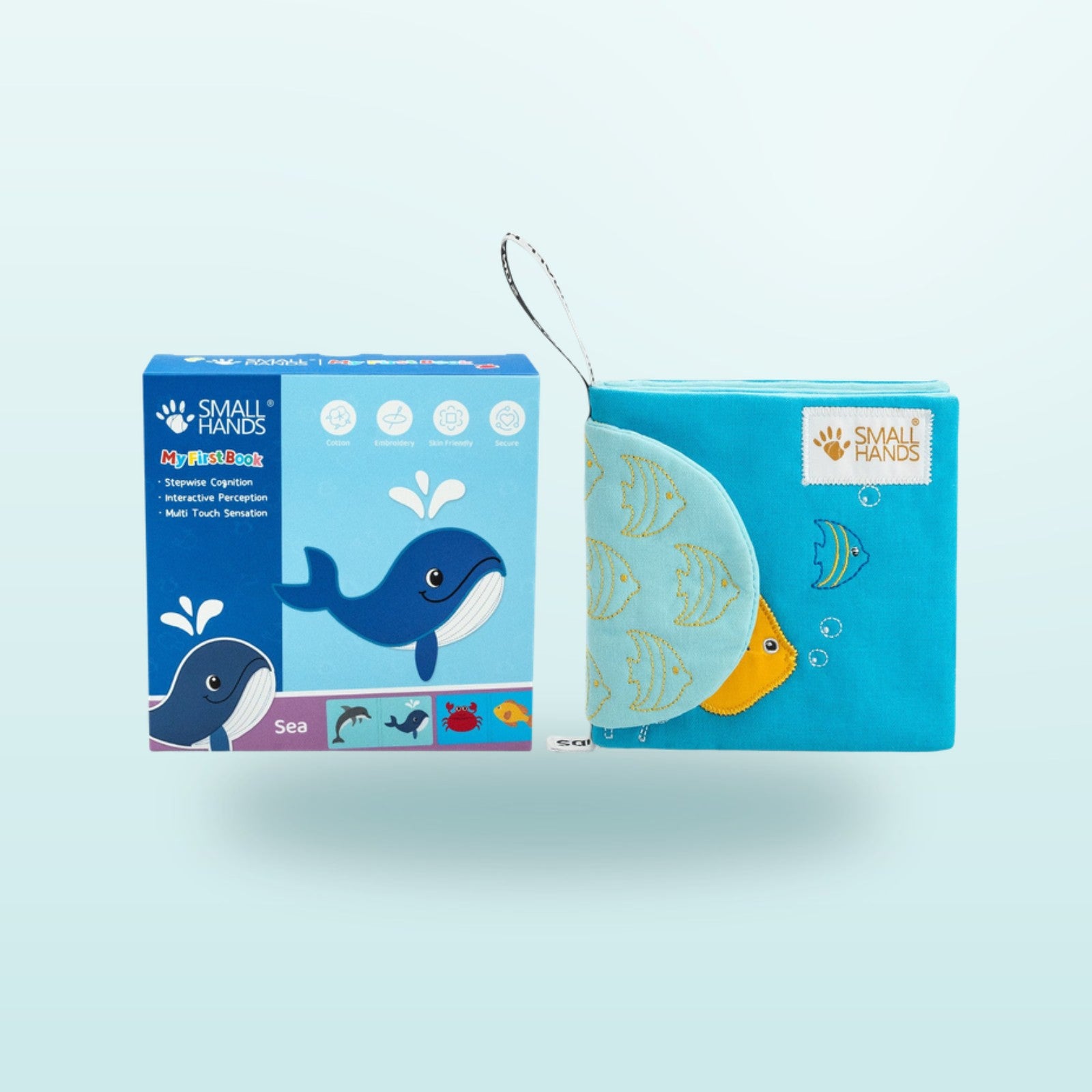 Small Hands Meeresbewohner Montessori Stoffbuch mit Verpackung auf sanftem Unterwasser-Blau-Hintergrund – ab 1 Jahr