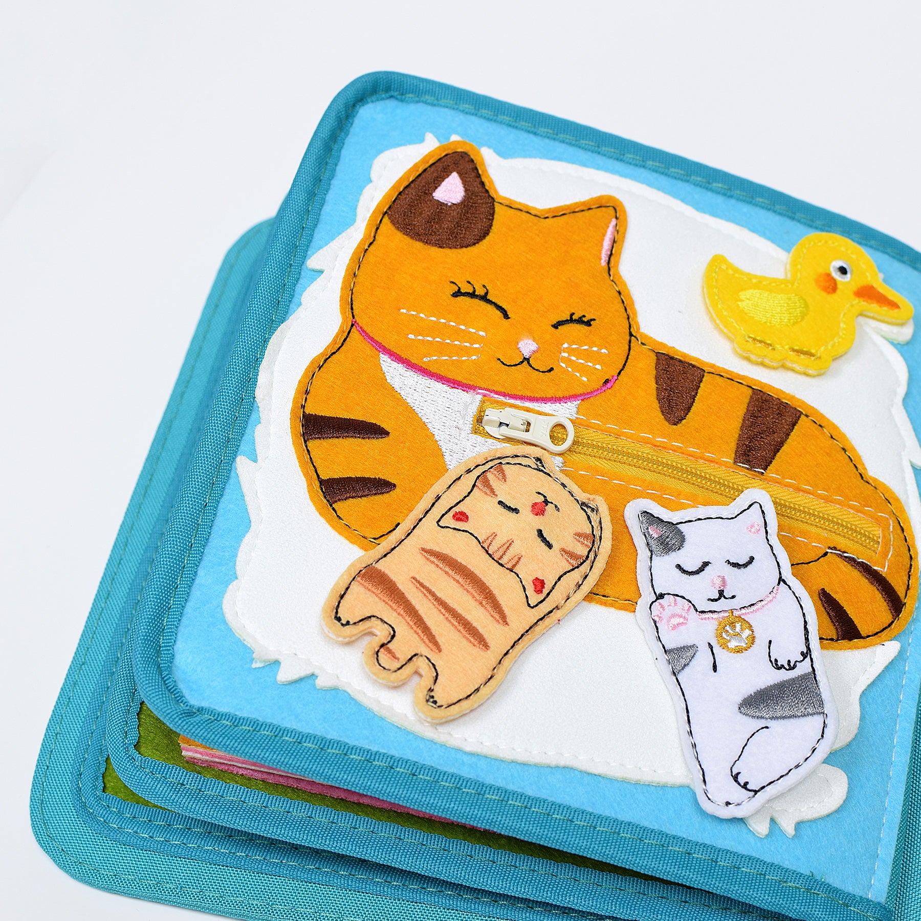 Glückliche Katze Quiet Book Nahaufnahme der Mutterkatze mit Reißverschluss-Bauch, Kätzchen und Entchen – Reißverschluss-Übung ab 1 Jahr
