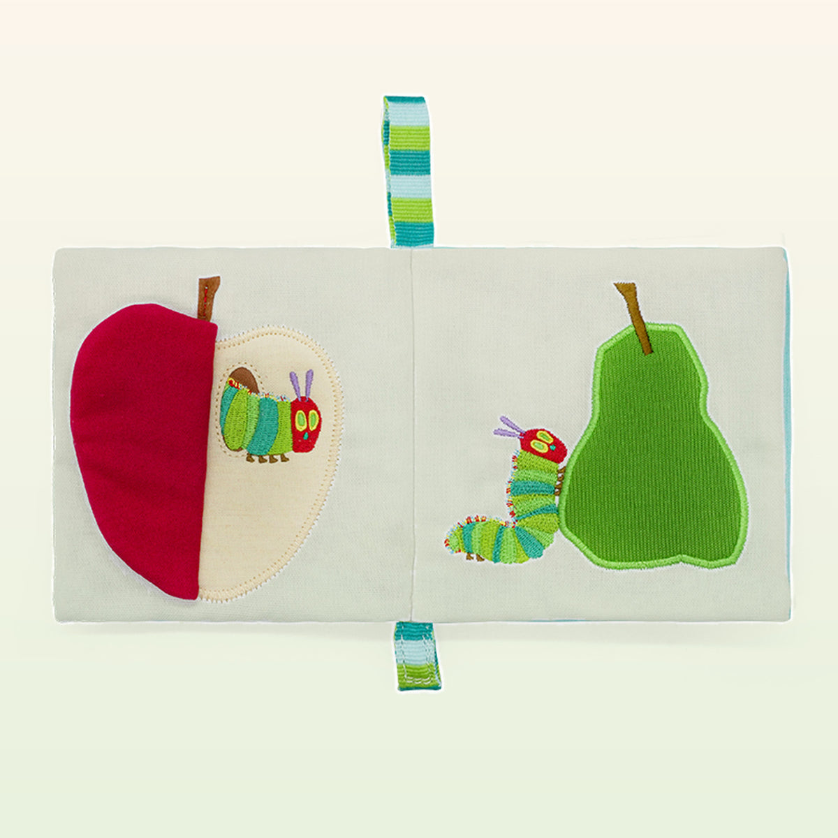 Small Hands Die Raupe Nimmersatt Montessori Stoffbuch aufgeschlagen – roter Apfel zum Aufklappen und grüne Birne – ab 0 Monaten